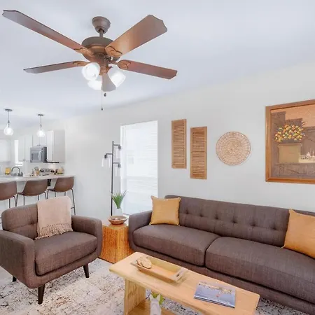 Cozy 2 Bed/15 Bath Duplex Just Blocks From Downtown Biloxi! Villa